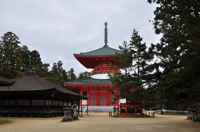 2009年12月高野山に行った時の旅行記です。世界遺産、熊野古道をテーマにして旅行しているうちの高野山編になります。実は7月にも一度高野山には訪れているのですが、テーマとした世界遺産の構成資産をいくつか見損ないまして再度再訪しました。そのため今回は世界遺産を中心となっており、その他の見所（霊宝館、大師教会、刈萱堂）は抜けています。12月5日（土）の夜、大阪、新今宮のエコノミーホテルに宿泊し、翌朝早朝、今宮から南海電鉄で極楽橋まで行き、高野山ケーブルで高野山まで移動、更に南海電鉄バスで奥の院前まで行きました。<br />高野山は弘法大師空海が開いた真言宗の本山で、真言宗の聖地となります。