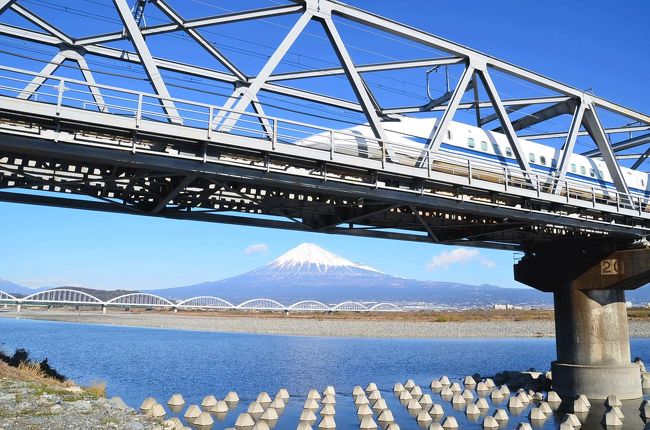 今年も残り4日となり、あわただしい年末となりました。<br />昨日は、1日雨が降ったりやんだり…。<br />今朝起きると、雨は止んでいましたが青空駐車のマイカーは凍結状態でした。<br />こんな日、富士山は綺麗に雪が積もっているだろう…。<br />そこで市内を回って富士山を撮りに行って来ました。<br /><br />★富士市役所のHPです。<br />http://www.city.fuji.shizuoka.jp/index.htm