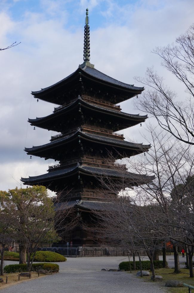 年末に京都へ3泊4日の小旅行。<br /><br />京都は仕事で5回くらい行っているが観光は殆どしたことがなかった。<br /><br />冬の京都は寒かったし、後半は小雨交じりの天気だったが、<br />それでも人が少なく、ゆっくりと見どころを回ることができた。<br />