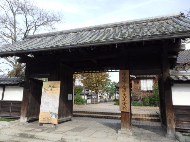 篠山市立歴史美術館（ささやましりつれきしびじゅつかん）は兵庫県篠山市にある美術館で１９８２年開館、篠山城主・青山家の家蔵品を中心に城下町篠山に伝わる武具、漆芸、絵画、蒔絵のなどの美術品、篠山藩の御用窯として開窯した王地山焼の名品、古代の埋蔵文化財を収蔵・展示、美術館本館の建物は１８９１年竣工の日本最古の木造裁判所｢篠山地方裁判所｣を使用している。<br />王地山公園ささやま荘は天然温泉「まけきらいの湯」と天然の猪肉ロースを使ったぼたん鍋が自慢のホテル。ささやま荘に隣接する“まけきらい稲荷”の神社は勝負事の神様として古くから親しまれおりまけきらい稲荷神社にあやかり「まけきらいの湯」と名付けたとのこと。<br />篠山市の尊宝寺は真宗本願寺の末寺で八上城下から篠山城築城後現在の地に移っている。表門屋根裏の唐獅子の彫刻は左甚五郎の作と言われ１８０７年の大火の際もこの唐獅子が火を吹き消してこの門だけは類焼を免れたという伝説もあるとのこと。<br />（写真は篠山市立歴史美術館）<br />