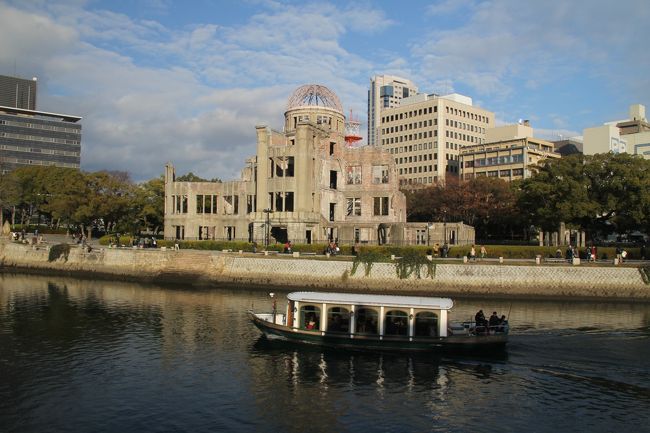 広島に行ったついでに平和記念公園に行きました。ここも高校の修学旅行以来の訪問でしたが、行くと厳かな気持ちになりますね。平和の大切さを考えさせられます。