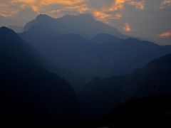 SaPa 少数民族の村々　7バンホー村と山々の夕景　　川に沿って開けたタイ族の村