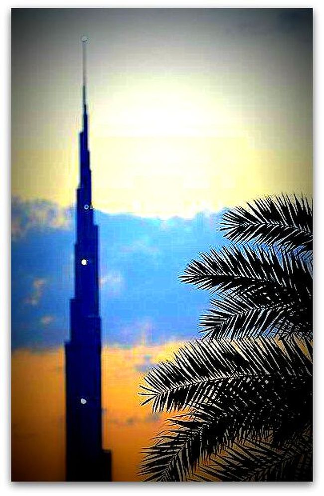 世界一高い、今一番有名で粋な摩天楼ですね?<br /><br />あれぇ～！？<br /><br />でも、ガイドも案内も「Burj Khalifa バージカリファ」って書いてある...？<br /><br />確か....『ブルジュ・ハリファ』.....じゃなかったでしたっけ....？<br /><br /><br /><br />着工：2004年1月 <br />建設期間：2004年-2010年 <br />開業：2010年1月4日（約６年間掛かったんですね..） <br />建設費：15億USドル(約1500億円) <br />全長：829m の160階建(約一キロの高さと考えてみて下さい) 