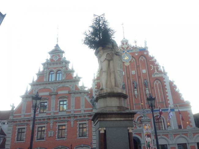 最終地点・リガ。<br />クリスマス気分一色の街で、ひたすらうろうろします。<br />写真はブラックヘッドの会館。クリスマスのためか、立像がクリスマスツリーを持たされています…。<br />クリスマスコンサートを聴いたりと、一応クリスマス気分にはなれました！