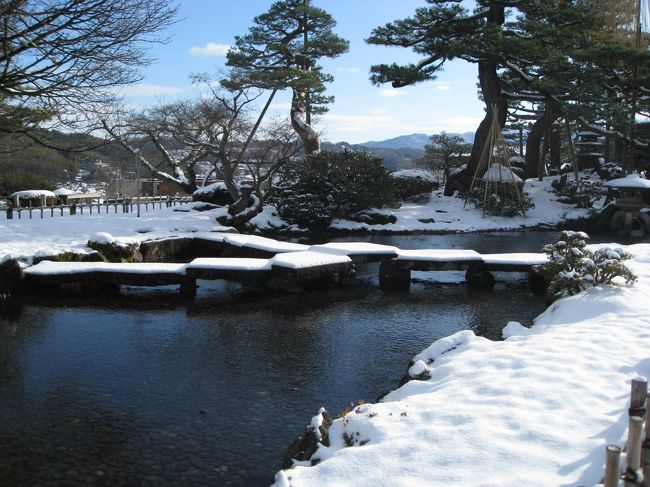 初めての金沢。<br />のんびり観光と街歩きに行ってきました。<br /><br />一日目 せせらぎ通り<br />二日目 兼六園→妙立寺→せせらぎ通り<br />三日目 ひがし茶屋街→近江町市場→せせらぎ通り<br /><br />御覧の通り、せせらぎ通りに毎日通いました笑<br />川沿い・裏通り・素敵なカフェと、私の大好きな要素満載です(^^)<br /><br />天候にはあまり恵まれず(晴れは兼六園のみ)、年末年始で観光施設もあまり開いていませんでしたが、その分一つ一つの場所をじっくり見ることができました(*´ω`*)