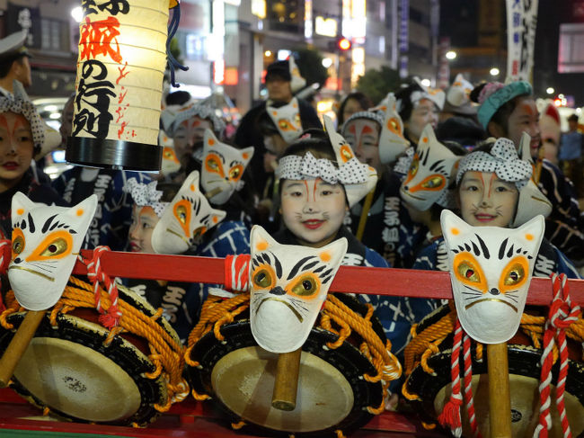 その昔、毎年大晦日になるとこの榎のたもとに関東一円の狐が集まり、装束を整え王子稲荷神社にお参りしたという言い伝えから、装束榎とよばれていました。それを平成5年から新年を迎える伝承行事として「狐の行列」が行われるようになったそうです。全然知りませんでしたが、昭和記念公園ファン倶楽部で仲良くしていただいている、唐辛子婆さんに誘われ行ってみることにしました。<br /><br />◆唐辛子婆さんの旅行記<br />http://4travel.jp/travelogue/10844482<br /><br />