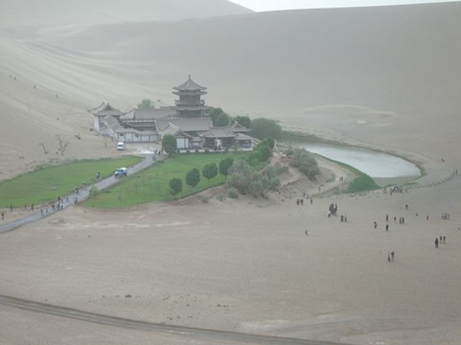 旅行４日目の参観は敦煌（とんこう）です。<br /><br />４日　敦煌<br />　　　鳴沙山,月牙泉,莫高窟　　　（宿泊：ホテル）<br /><br />敦煌市は、甘粛省北西部の都市です。かつてシルクロードの分岐点として栄えたオアシス都市で，近隣にある莫高窟とそこから出た敦煌文書で有名です。<br />青蔵高原の北縁、河西走廊の西端にあり、支那と西域との出入口です。西にタリム盆地、北には戈壁灘（ゴビ平原）、南は祁連山脈とツァイダム盆地を望みます。 昔の関所として、西北約80kmの所にあるのが「玉門関」、南西約70kmの所にあるのが「陽関」。 陽関は、王維の唐詩「送元二使安西」でも有名です。この詩は、友人の西域派遣に際し、王維が咸陽（現西安北西部）で、友人元二を見送る際に綴ったとされています。最後の行が有名で、「西出陽関無故人（陽関から西へ出れば、もう知る人も無いんだから）」と言い、酒を飲み交わした。<br />この王維は阿倍仲麻呂（遣唐使）が帰国の際にの送別の歌を書いています。帰国を果たせなかった阿倍仲麻呂ですが，西安の公園に碑が建てられていて，其の碑に王維の歌が刻まれています。<br />阿倍仲麻呂は西域から来た人々と交流があっただろうと想像すると，また格別の思いがあります。