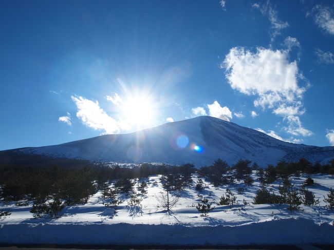 プチ湯治の旅2日目と3日目。<br /><br />温泉宿の目の前が万座温泉スキー場ということで、スノボの用意もしてきたので体調があまりよくあまりせんでしたが、せっかくなので滑って帰りました。<br /><br />帰りのドライブは綺麗な浅間山が目の前にしばらくそびえ立っていて、とても美しく気持ちが良かったです。