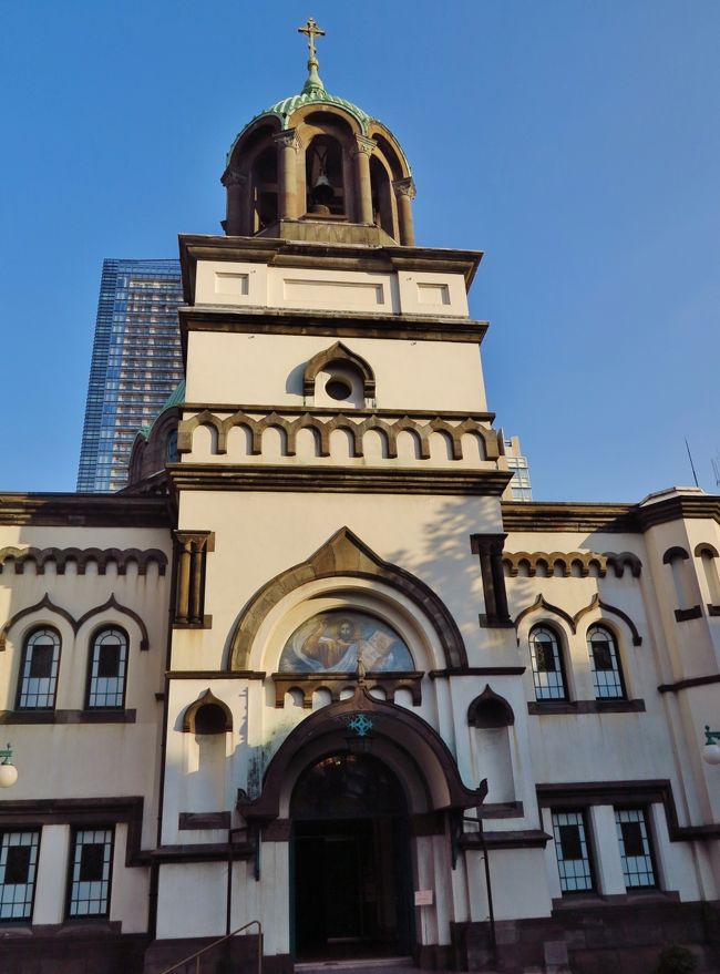 ニコライ堂は東京都千代田区神田駿河台にある正教会の大聖堂。「ニコライ堂」は通称であり、日本に正教会の教えをもたらしたロシア人修道司祭（のち大主教）聖ニコライにちなむ。<br /><br />正式名称は「東京復活大聖堂」であり、イイスス・ハリストス（イエス・キリスト）の復活を記憶する大聖堂である。日本正教会の首座主教座大聖堂。<br /><br />建築面積は約800平方メートル、緑青を纏った高さ35メートルのドーム屋根が特徴であり、日本で初めてにして最大級の本格的なビザンティン様式の教会建築といわれる。1891年に竣工し、駿河台の高台に位置したため御茶ノ水界隈の景観に重要な位置を占めた。関東大震災で大きな被害を受けた後、一部構成の変更と修復を経て現在に至る。1962年6月21日、国の重要文化財に指定された。<br /><br />1891年2月に竣工した。煉瓦造および石造でギリシャ十字型のプランを有する聖堂であり、中央に八角形ドームを頂く。屋根は銅板葺。24万円の建設費用の大部分はロシアの正教徒たちの献金によって賄われたといわれるが、予算の制限からビザンティン様式の特徴である内部空間の豊かな装飾はみられない。<br /><br />1923年9月1日に発生した関東大震災により煉瓦造の鐘楼が倒壊してドームを破壊した。<br />1927年から1929年にかけて、正教徒である建築家・イリヤ岡田信一郎の設計により構造の補強と修復が行われ、鐘楼を低く抑えたことなどにより外観が一部変更された。<br /> 鐘はロシア製の大鐘1つとポーランド製の小鐘5つからなっている。 1962年6月21日、国の重要文化財に「日本ハリストス正教会教団復活大聖堂（ニコライ堂）」の名で指定された.<br /><br />第二次世界大戦戦時中、ニコライ堂は空襲による被害を免れて無傷のまま残った。<br />部分的な構造補強を含む本格的な修復工事が1994年6月から開始され、事前調査から通算で9年程度を経て修復は完了した。<br />（フリー百科事典『ウィキペディア（Wikipedia）』より引用）<br /><br />ニコライ堂については・・<br />http://www.orthodoxjapan.jp/annai/t-tokyo.html<br />