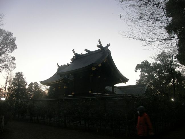 お天気が良く2014年元旦の朝は始まりました。<br /><br />お正月だからと云って特別のことがない限り早朝ウォーキングは休まないことにしている。<br />今年も鷲宮神社初詣を兼ね、家内と一緒に何時もの時間（４時45分ごろ）に自宅を出て、何時ものコースを加須市境界まで歩き、戻りの途中で鷲宮神社に初詣でしました。<br /><br />今年もどうぞよろしくお願いします。