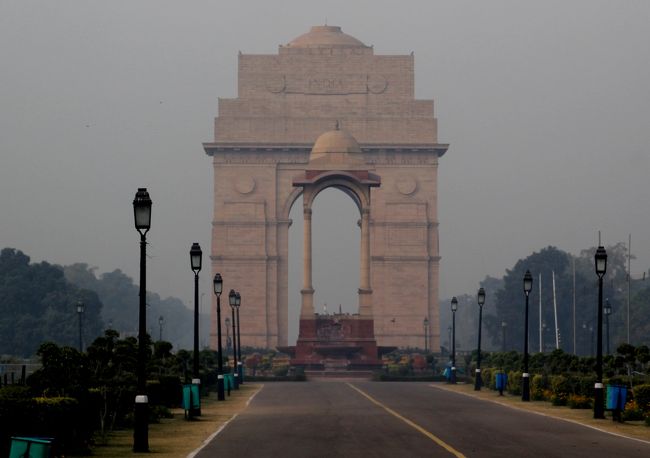 インド門 (India Gate) は、インドのデリーにある慰霊碑。パリのエトワール凱旋門を基にエドウィン・ラッチェンスによって設計された門型のモニュメントで、第一次世界大戦で戦死したイギリス領インド帝国の兵士（約8万5千人）を追悼するために造られた。<br /><br />高さ42mのアーチには、第一次大戦で戦死したインド人兵士の名が刻まれている。東西に伸びるラージパト通り(Rajpath)により東端のインド門と西端の大統領官邸が結ばれている。永遠の火という火が灯されている。<br />