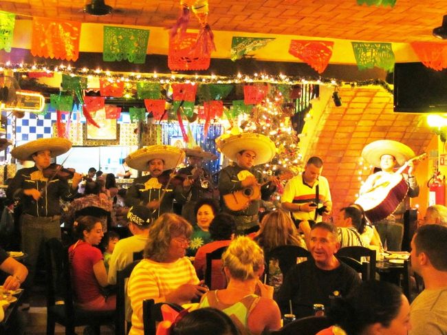 カンクンでカリブ海・マヤ遺跡を満喫し、メキシコ料理を堪能してきました。<br /><br />9日目は、トロント経由でバンクーバーに帰ります。それに加え、総集編として訪れたマヤ遺跡と自然保護区、そして味わったメキシコ料理を紹介します。<br /><br />メキシコには世界遺産が多数ありますが、今回はチチェン・イツァ遺跡とシアン・カアン生物圏保護区の2つを訪れました。また、今回堪能したメキシコ料理はユネスコ無形文化遺産に指定されています。<br /><br />■ カンクン カリブ海＆マヤ遺跡 7泊9日 ■<br />1〜2日目） 準備編, 往路, カンクン・セントロ<br />http://4travel.jp/travelogue/10844514<br />3日目） チチェンイッツァ遺跡, セノーテ・サムラ, エクバラム遺跡<br />http://4travel.jp/travelogue/10844838<br />4日目） シアン・カアン生物圏保護区, グラン・セノーテ<br />http://4travel.jp/travelogue/10844839<br />5日目） ショッピング （メルカド28, ラ・イスラ）<br />http://4travel.jp/travelogue/10844840<br />6日目） イスラ・ムヘーレス （イルカ, ウミガメ, ココビーチ）<br />http://4travel.jp/travelogue/10844842<br />7日目） 無人島＆国立公園 イスラ・コントイ<br />http://4travel.jp/travelogue/10844844<br />8日目） トゥルム遺跡, 海賊船クルーズ<br />http://4travel.jp/travelogue/10844845<br />★9日目） 帰路, 総集編 （遺跡, 自然保護区, メキシコ料理）<br />http://4travel.jp/travelogue/10844846