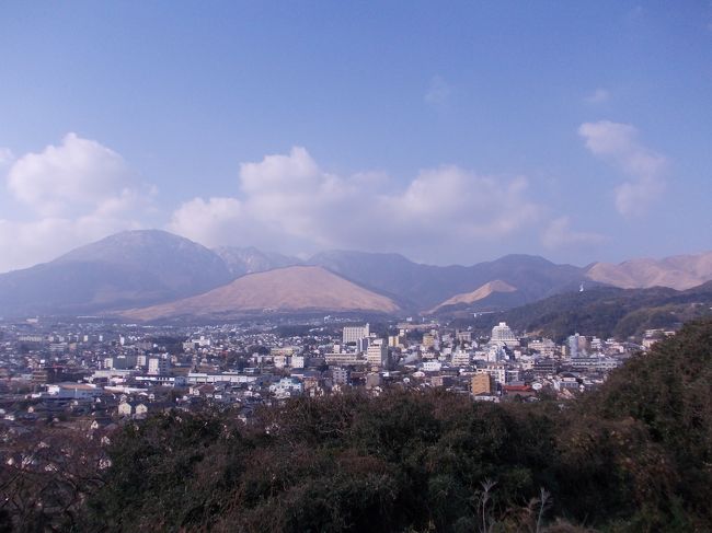 年末の九州旅行。二泊三日でちょっと忙しい旅行は別府鉄輪温泉に宿泊。鉄輪の湯の街を歩いて風情を楽しみます。<br />そして、別府の湯けむりを望む展望台へ行った後、別府大分へ来るときの「お楽しみ」のよし松さんで年越し蕎麦をいただきました。これで今回の旅行のミッションコンプリート。急いで福岡空港へ戻って、セントレアでラストサンセットを見て、今回の年末旅行を無事に終えました。いや～やっぱりLCCはなれれば便利です。