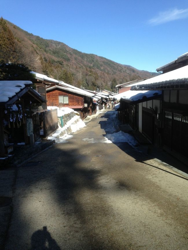 今日は宿場町の奈良井宿にお邪魔しました。<br />今日は運良く冬晴れで観光日和。<br />屋根に積もった雪が情状溢れます。<br /><br />