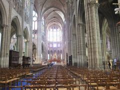 旅の終わりは～　パリ12区、アリーグル市場　と　教会建築の先駆的存在、サン・ドニ大聖堂を訪れて