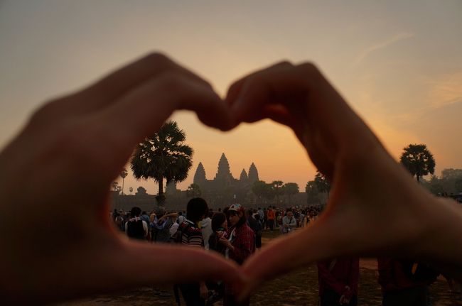 旅慣れていない女子二人で行くフリープランのカンボジア旅。<br />観光1日目、2日目はオプショナルツアーに申し込んだりしましたが、最終日は、朝日鑑賞のツアーが終わった後は完全フリー!!<br /> ということで、カタコトの英語でトゥクトゥクを1日チャーターしてみました!!観光場所は、当初の予定では、<br /><br />アンコールクッキーで買い忘れたお土産を買い、カフェプカプカでマンゴーかき氷を食べる→キリング・フィールド→キリング・フィールドの目の前のカフェモイモイでランチ→→アンコールワット→アンコールトム<br /><br />でした。これが、どう変化していくか、旅行記でお楽しみください(笑)