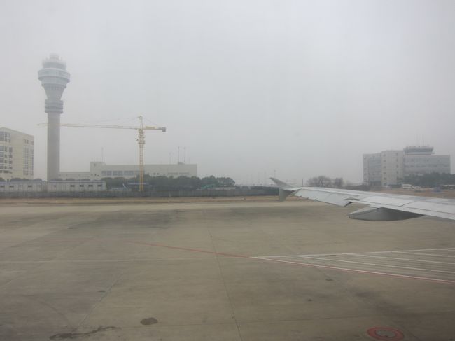 PM2.5で甫東空港に着陸できずに虹橋空港から甫東空港をめざすことに<br />無論、移動方法などの案内などない
