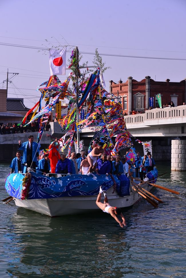 　ホーランエンヤは、豊漁と航海の安全を祈願して宝来船で川を溯る、江戸時代中期から伝わる新年を祝う勇壮な伝統行事です。<br />　大漁旗や万国旗などで彩られた宝来船に締め込み姿の若者が乗り込み｢ホーランエンヤ　エンヤサノサッサ｣の勇ましい掛け声で船を漕ぎ、川岸の観客より祝儀が出れば漕ぎ手の若者が寒中の桂川に威勢よく飛び込み、受け取りに行きます。<br />