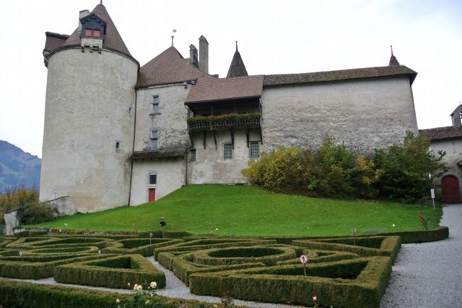 チーズのふるさと、グリュイエール村。<br /><br />自然豊かな土地の小高い丘の上にひっそりと佇んでいるのが、スイスに現存する数あるお城の中でも特に名城として名高い、「グリュイエール城 / Château de Gruyères」です。<br /><br />http://ameblo.jp/swissjoho/entry-11669995235.html