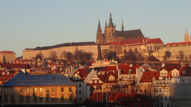 年末年始休暇を利用してチェコ共和国のプラハへ。<br />予想通り、中世の面影を残す街並み、プラハ城などがみごとでした。<br />観光客がとても多くて、時間帯にもよりますが<br />旧市街からカレル橋までは大混雑。<br />旧市街広場でクリスマスマーケットも開催していたので<br />こちらも賑やかでした。<br />ビール、ワインは安いですね。<br />治安は良く、市内にはいたるところにゴミ箱があって、<br />ゴミは非常に少なくきれいです。<br />観光が資源ということが良く理解されています。<br />年越しの際には市内各所から花火が大量に打ち上げられます。