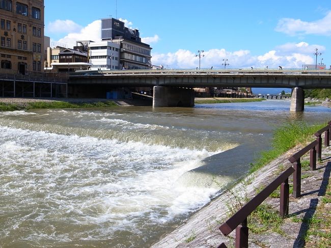 京都を歩いていても、この鴨川に来てみると街の雰囲気とは違う京都を感じる事が出来ます。