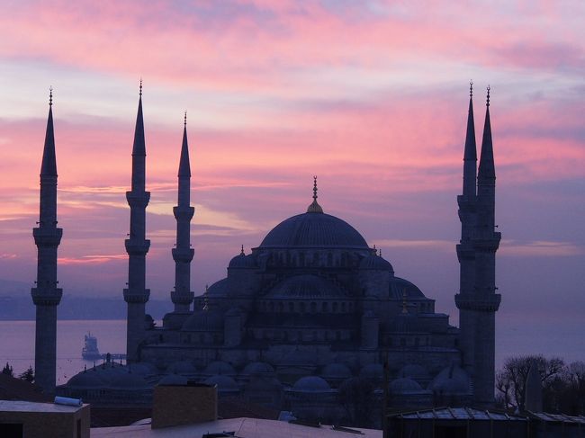 トルコに来て明けて二日目。<br /><br />12/27〜29<br />イスタンブール滞在<br /><br />12/29〜31<br />サフランボル滞在<br /><br />12/31〜1/2<br />イスタンブール滞在<br /><br />12/28の写真をUP。<br />恥ずかしい話ですがこの日は腹が下り超特急。おまけに悪寒が走ったので午後2時頃に早々とホテルに撤収し、ずっと寝ていた。<br />疲れが溜まっていたのかな?<br />何はともあれおかげさまで翌日には体調も回復。<br />海外旅行で体調が悪くなったのって初めて。<br /><br />時系列に写真並べてきます。<br />ボリューム多くなり恐縮です。<br /><br />☆おかげさまで1/7のfacebookに紹介されました。