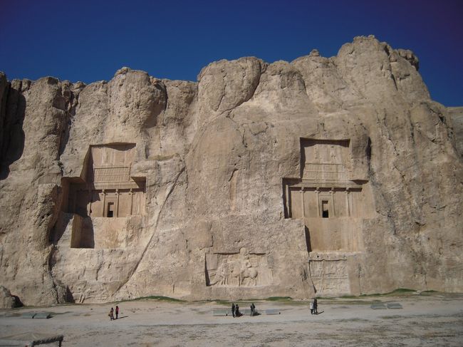 2013年12月30日(火)、今回のイラン旅行のハイライト、ナグシェ・ロスタム(Naqsh-e Rustam)とペルセポリス（Persepolis）を訪れました。<br /><br />ナグシェ・ロスタムは、ペルセポリスの北にある巨岩の遺跡で、岩壁にはアケメネス朝歴代皇帝の王墓やサーサーン朝時代のレリーフなどが刻まれています。<br /><br />ペルセポリスは、紀元前520年にアケメネス朝ペルシアのダレイオス１世が建設に着手し、その息子クセルクセス１世によって完成した聖都で、紀元前331年、アレクサンドロス大王に攻撃され、征服され、破壊されました。<br /><br />ペルセポリスはヨルダンのペトラとシリアのパルミラとよく比較され、俗に『中東の３Ｐ』と言われる“Ｐ”のつく３大遺跡の一つで、遺跡好きには外せない世界遺産です。<br /><br />2010年5月にペトラ遺跡とパルミラ遺跡を訪れていたので、本当にペルセポリス遺跡に行きたかったのです。