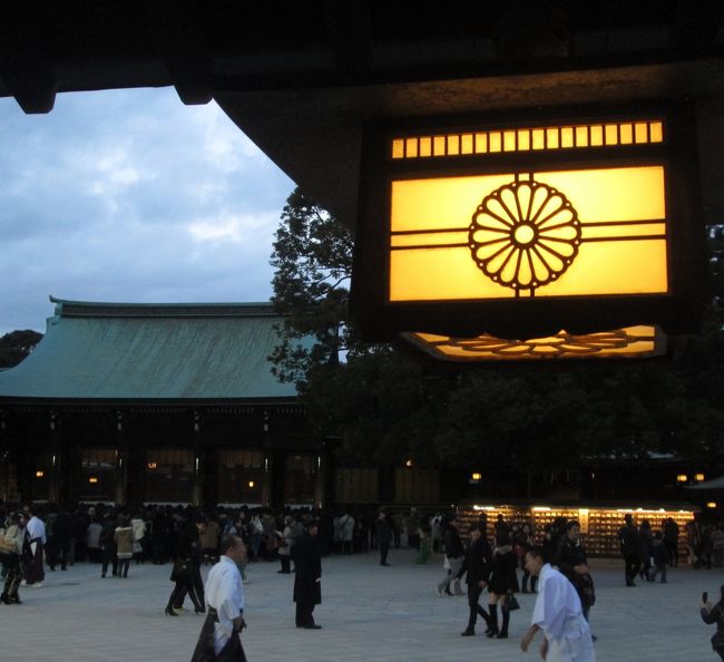 明治神宮外拝殿　　2014.1.5（日）　　16：43<br />Meiji-Jingu/Shrine<br />薄闇の中にも温かさに満ちた明るい世の中が来てほしいという一念で吊り灯篭に灯がともったこの写真を表紙に選びました。<br /><br />今年の初詣は例年通り5日に明治神宮の神楽殿でお祓い（祈願祭）を受けました。<br />政治・経済・社会全般に少しでも明るい兆しが見られるように、また家内安全を祈りました。<br />昨年は代々木駅から北参道を通って参拝しましたが、今年はいつも通りJR原宿駅から南参道を通って本殿に向かいました。<br />写真は毎年同じルートで参拝するため特段新しいものはありませんが、記録の意味を込めて毎年撮っています。<br /><br />この年が皆様にとってよい年でありますようにお祈りいたします。<br /><br />撮影　CANON PowerShotA2300　元画像サイズ3264×2448<br /> EOS40D  EF-S17/85（電池切れで7枚のみ）新年早々大失敗！<br />8900円で買った小型デジカメでも撮影技術でブログ用には何とかなります。<br />    yamada423<br /><br />参考旅行記　明治神宮初詣　<br />http://4travel.jp/travelogue/10534414　2011<br />http://4travel.jp/travelogue/10634755　2012<br />http://4travel.jp/travelogue/10739053　2013<br /><br />☆お気に入りブログ投票（クリック）お願い★<br />http://blog.with2.net/link.php?1581210
