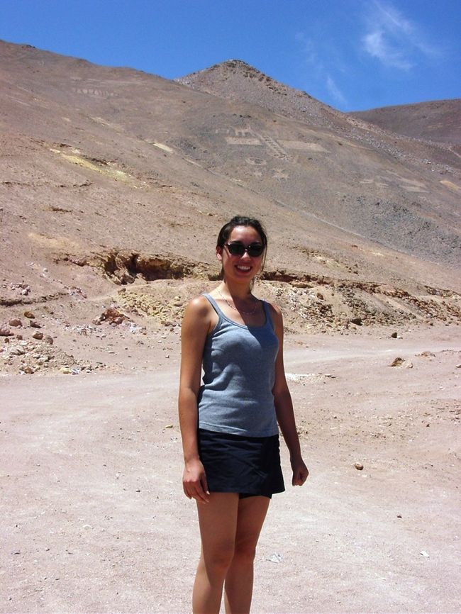 Chile(チリ)北部にある Iquique(イキケ)に住む友人を訪ねた。イキケはチリ南北 4,329kmに及ぶ国土の最北にある La Region de Tarapaca(タラパカ州)の州都で人口184,000人(2012年)の港街だ。<br /><br />イキケの東45kmに位置する Pozo Almonte(ポソ・アルモンテ)には Humberstone(ハンバーストーン:スペイン語読みではウンベルストンとなる。)の硝石精製工場や教会・学校・劇場・労働者用住宅等がゴーストタウンのようになって残っているという。<br /><br />友人の Lilian(リリアン)さんを誘ってタクシーを利用してハンバーストーン日帰りの計画を立てたところ、彼女の父親が猛反対した。<br /><br />父親曰く、「僅か 45kmの距離ではあるが、イキケを一歩出ると、そこは死への道と恐れられた Desierto de Atacama(アタカマ砂漠)である。タクシーでは装備が不十分でタイヤが砂に埋まってしまい脱出困難となり人気も無い所なので助けを呼ぶこともできない。何よりタクシーの運転手の中には泥棒に豹変する輩もいるので危険だ。大事な娘の命を外国人のあなたに託すことはできない。」というものだ。<br /><br />途方に暮れていると、父親が「自分が運転する4WDでなら娘と一緒にあなたを案内する。」という助け舟を出してくれた。ちなみに父親はチリ海軍の士官である。<br /><br />かくしてゴーストタウン化したチリ硝石工場跡の残るハンバーストーン行きが実現した。<br /><br />1872年に創業されたチリ硝石精製工場は 1958年に閉鎖され、1960年には打ち捨てられ誰もいなくなった。<br />ハンバーストーンは2005年に、サンタ・ラウラの硝石工場跡とともに、ユネスコの世界文化遺産に登録され、同時に危機遺産にも登録された。そこで働いていた3,700名の労働者達が独自の共同体文化を築いていたことや、ハンバーストーンで生産された硝石が南北アメリカ大陸やヨーロッパの大地を肥沃にし当時の食料事情の改善に寄与したという歴史的な意義等が評価された。