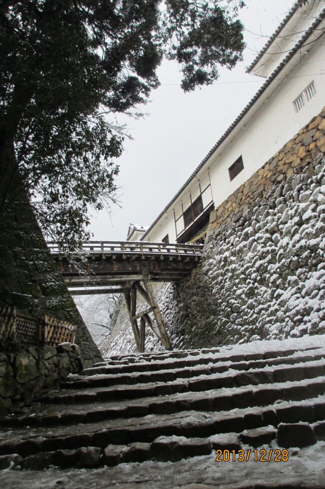 琵琶湖１周の旅<br />１日目米原駅を出発。雪道とふぶきの中を進む。彦根城を見学して琵　琶湖湖畔の宿　休暇村で泊まる。30.4km<br />2日目湖畔をとおり長命寺へ808段の階段を登り眺望はすばらしい。残　念なのは三重の塔が修理中だった。その後近江八幡へ日牟禮八幡宮に参拝後八幡堀と町並みを散策、そして草津へ。34.1km<br />3日目草津駅を出発。草津本陣東海道を通り石山寺へ。紫式部ゆかりの寺としても有名です。次に三井寺へ向かうここは天台寺門宗の総本山で広大な敷地に古い歴史と文化を感じることができます。ここから蓬莱をめざして暗くならないうちに到着したい。40.5km<br />4日目蓬莱駅を出発。今日は湖畔を志賀、比良とぬけて近江舞子へ天気もよく車も走っていないのでとても気持ちがよく順調に宿泊のホテル琵琶レイクオオツカに到着。荷物を置いて今日の目的地近江今津へ。途中、白鬚神社、鵜川四十八体石仏群、乙女が池による。近江高島あたりから歩道や農道は雪が残っていてたいへんであった。30.9km<br />5日目近江今津駅を出発。まずは住吉神社で初詣、湖畔の松林をぬけてマキノへ。今日は元旦なのでレストランが空いているか心配しながら走るちょうど正午に１軒だけ空いていたそこで牡蠣雑炊を食べ。峠越えにそなえる、ますます雪が深くなり寒さもましてきた。トンネルをいくつかくぐり木之本へ到着。33.7km<br />６日目木之本駅を出発。黒田家発祥の地を街歩き、北国街道をとおり長浜へ長浜城を見学し昼食。雨の中最終地米原駅をめざしもうひとがんばりだ。25.7km