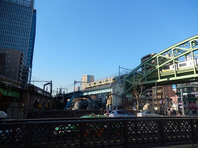 １月７日、午後１時半頃に需要家訪問で秋葉原電気街～昌平橋～外堀通りを歩いた。<br /><br />○昌平橋・・・説明文による<br />昌平橋（しょうへいばし）は、東京都千代田区にある、神田川に架かる橋の一つ。外堀通り上にあり、上流側・下流側に歩行者用の橋（人道橋）が併設されている。橋の北は千代田区外神田一丁目・同二丁目、南は千代田区神田淡路町二丁目・神田須田町一丁目で、北側のJR総武本線松住町架道橋・南側のJR中央本線昌平橋架道橋（昌平橋ガード）に挟まれている。秋葉原電気街の南東の端に位置し、上流には聖橋と総武線神田川橋梁、下流には万世橋が架かる。<br />1922年、1923年4月新設されている。鉄筋コンクリート製<br /><br />2007年（平成19年）3月28日に千代田区景観まちづくり重要物件に指定されている。<br /><br /><br />○昌平橋鉄橋・・・松住町架道橋とも言われている<br />昭和７年に造られたもので、ＪＲ総武本線が走っている。<br /><br /><br />＊写真は昌平橋より昌平橋鉄橋を眺める。ＪＲ総武本線が走っている