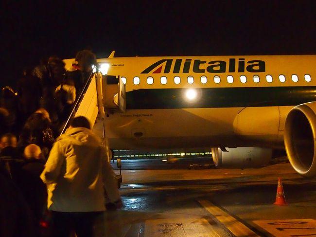 2013年12月28日〜2014年１月５日　年末年始６泊８日の旅。<br /><br />2013年12月29日　ドーハ〜ローマと乗り継いで　バーリ到着。<br /><br />カタール航空で　ドーハ経由ローマ往復を　まず予約。<br />ローマから　どこへ足を伸ばすかが　なかなか決まらず　１０月に入り　時々チェックを入れていた　アリタリア航空の　ローマ発　バーリ行きの格安チケットが　なくなってしまい、焦りながら　もう一つチェックを入れていた　スペインの代理店　Destinia.comから　格安を購入。<br /><br />ドーハで　９時間滞在したため　事前チェックインが　できぬまま　ローマターミナル３に到着。<br /><br />乗り換えの時間は　２時間。<br /><br />機内預けの荷物はなかったので　そのままイタリア国内を移動するターミナル１　へと歩きます。<br /><br />インフォメーションで　アリタリアのカウンターがある場所を教えてもらい　長い距離を　不安を抱え　歩きます。