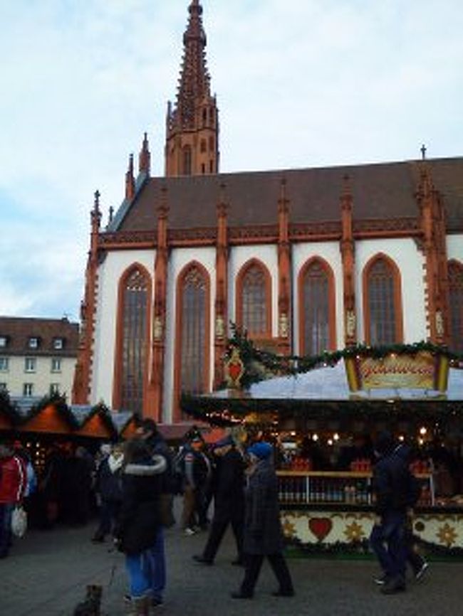 クリスマスマーケットの本場、ドイツに7泊8日の日程で行ってきました。<br /><br />12月19日(木) フランクフルト着→デュッセルドルフ→ケルン(ケルン泊)<br />12月20日(金) ケルン→ジークブルク→バート・ヴィンプフェン→ハイルブロン(ハイルブロン泊)<br />12月21日(土) ハイルブロン→ニュルンベルク→バンベルク(バンベルク泊)<br />12月22日(日) バンベルク→ヴュルツブルク→フランクフルト→ドレスデン(ドレスデン泊)<br />12月23日(月) マイセン&ドレスデン(ドレスデン泊)<br />12月24日(火) ドレスデン→ベルリン(ベルリン泊)<br />12月25日(水) ベルリン(ベルリン泊)<br />12月26日(木) ベルリン→フランクフルト発<br /><br />基本的に都市間の移動は電車です。フランクフルト→ドレスデン、ベルリン→フランクフルトだけは空路でした。うち20日〜22日はジャーマンレイルパスを使いました。<br /><br />クリスマスど真ん中に行くので、お店が開いているか心配でしたが、さすが首都ベルリンでは何とかなりました。<br /><br />