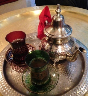 写真の多い旅行記について、スイーツ・ドリンクを別冊にしています。<br />本編「モロッコの味」はこちら。<br />http://4travel.jp/travelogue/10021227<br /><br />モロッコの飲み物は、何はおいてもまずミントティー。<br />中国産のガンパウダーと呼ばれる緑茶に砂糖を入れて濃く煮出し、生のミントをたっぷり加えて飲む。<br />傾向として北部ではミントをグラスに、南部ではポットに入れるようだ。<br /><br />甘いものは、近隣の国とだいたい同じかな。