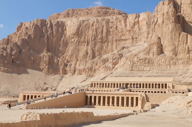 エジプト観光三日目今日はエジプト観光最大の目的、ハトシェプスト女王葬祭殿です。また王家の谷や王妃の谷にも向かいます。