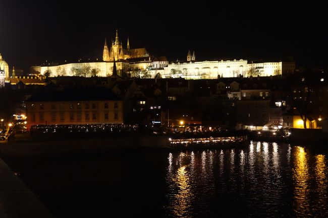 プラハほど夜の街灯の似合う街はないでしょう。薄暗いその灯りはしかし決して寂しいものではなく、柔らかく、物憂い、そしてロマンチックな街を醸し出します。昼の喧騒の観光地が、その夜のしじまの中で真価を見せてくれます。