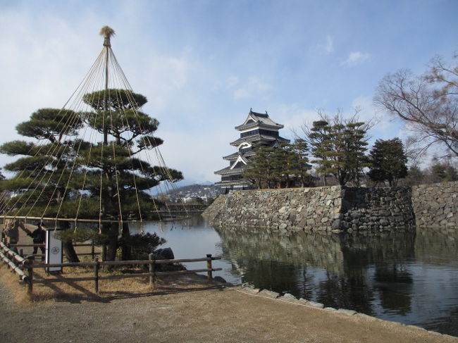 立春までに落ち着いた町に初詣に行こうをテーマに松本一泊車旅に出発。連休前だったので高速はすいていて自宅から１９０キロ位ですが、目的地まで順調でした。ビジネスホテルの入浴は味気ないので数年前からチェックイン前に土地の温泉に行くことを楽しみにしています。今回は松本市内の枇杷の湯。到着が遅かったのでお殿様の露天風呂には入れなかったのですが、有名な湯どころと聞いています。肌にやさしくしんから温まる良いお湯でした。市内に戻る途中、４つの神様をおまつりする四柱神社へ。明朝、参拝予定でしたが時間に余裕があったので行きました。（おみくじをひくと大吉！）夕食をとるために駅前に行くと新年と言うこともあり賑わっていました。次の日、朝食をすませ、街中の散策をしながら深志神社へ。参拝後、持参した古いお札のお焚き上げをお願いすると親切に受付けて頂きました。松本城までは車ですぐ。冬の快晴は空気が澄んでいるのでお城とお堀がひときわ輝いて見えました。今までお城はいくつか見ていますが、松本城は優れた技術で築城されておりりりしい姿に感動しました。お城の中には火縄銃の展示もあり見ごたえがあります。昼食におやき、おそば、野沢菜漬けをいただき思い出に残る初春の旅になりました。（今回、２つの神社から御朱印をいただきました。）