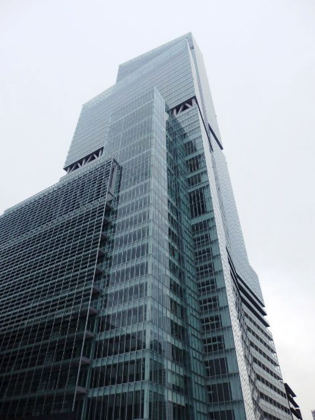 あべのハルカスは大阪市阿倍野区阿倍野筋に建設中の超高層ビルで２０１３年６月に「あべのハルカス近鉄本店」がタワー館の地下２階から１４階までと、ウイング館地下２階から９階までオープンしている。建築規模は高さ３００m、地上６０階・地下５階で２０１４年３月全館竣工開業を予定している。横浜ランドマークタワー（高さ２９６m）の高さを抜き開業時には２１年ぶりに「日本一高いビル」になる。<br />あべのハルカスの低層階には近鉄百貨店（あべのハルカス近鉄本店）と美術館、中層階にはオフィス、高層階にはホテル（大阪マリオット都ホテル）や展望台が入居する予定で建物は全面がガラスで覆われたカーテンウォール。<br />地下２階から地上１４階には、あべのハルカスの核店舗として近鉄百貨店阿倍野本店が既存の本館と合わせて売り場面積１０万m&amp;sup2;と単独の百貨店としては日本最大の規模に増床する予定とのことで順次開業している。<br />あべのハルカスは天王寺周辺ではどの方角からも良く見える。<br />（写真はあべのハルカス）<br />