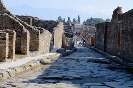 2013秋、イタリア旅行記2(7/53)：9月26日(3)：ポンペイ(3)：屋外大劇場、石畳の道路、廃墟の街路、石柱列