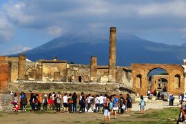 2013秋、イタリア旅行記2(8/53)：9月26日(4)：ポンペイ(4)：フレスコ壁画、居酒屋、ヴェスヴィオ火山