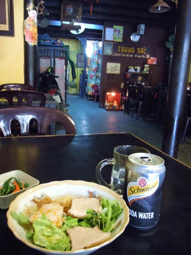 　カオラウの老舗食堂（レストラン？）TrungBacで、いよいよカオラウをいただくことに。<br />　カオラウを食べた後は、ホイアンを歩き回った挙句、ホワイトローズも食べてみました。