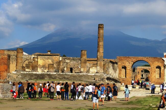 2013秋、イタリア旅行記2(8/53)：9月26日(4)：ポンペイ(4)：フレスコ壁画、居酒屋、ヴェスヴィオ火山