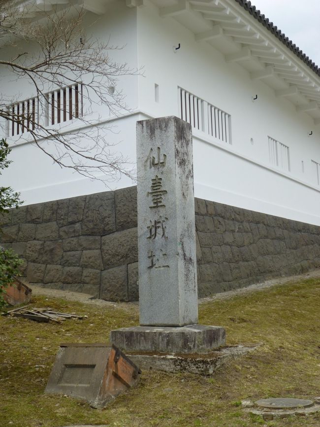 仙台(青葉)城跡に行きました。昔はこの城跡のふもとに住んでいました。城跡には久しぶりの到来です。ふもとから歩いてみました。なかなかよいものでした。3月と言えば，仙台ではまだ雪も降る，寒い季節ですが，歩いていればちょうどいい気候でした。昔の思い出が交錯するようなことはなく，しっかり足取りを確認しながら登ることができました。寒々とした風景は良かったですね。