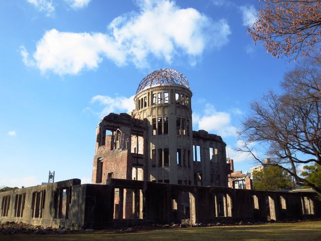 ２０１３年、今年は島根の「出雲大社」の60年ぶりの「御遷宮」の年･･･<br />伊勢神宮の式年遷宮とも重なる60年に１度しかない記念の年。<br /><br />お参りをするのに、時期を選ぶ必要は無いのはわかっているけれど･･･<br />それでも「2013年」にこだわりたい。特別な年にこだわりたい。<br /><br />今年にこだわるからこそ、12月の忙しい時期に出雲に訪れました。<br />「御遷宮」を言い訳にして･･･少し現実逃避がしたくなっただけかも<br />しれないけれど、素敵なご縁を心より願って･･･<br /><br />少し長めの「山陰＆山陽ひとり旅」に出掛けて来ました。<br />今回は私こだわりの旅ノート無しの旅で、山陰の交通の便の悪さに<br />頭を悩ませたり、お天気が最悪で全身ずぶ濡れになったり･･･<br /><br />バタバタな旅になりましたが、人の温かさやご縁を沢山感じ･･･<br />初めての寝台列車体験･まさかの施設貸切体験等、ワクワクもあり･･･<br />温泉･パワースポット、何より自然をたっぷり堪能した2013年を<br />締めくくる素敵な旅になったんじゃないかな～と思います。<br /><br />出雲観光を終え、夕飯＆温泉を求めて外へ･･･それにしても<br />今夜はやけに冷えます。それに風も強い～。お店を見つける事が<br />出来ないまま、ホテルの下で食事。出雲最後の夕飯は少し<br />寂しかったかな･･･。でも美味しかったし、お腹は膨れた。<br /><br />駅近の温泉は、この旅一番の名湯だった？？<br />温泉で冷えた体をしっかり温め、ぐっすり朝まで熟睡。<br />目覚めて窓から外を見るとそこは････雨？それとも嵐？<br /><br />プチハプニング続きで旅の５日目も始まります。<br />無事に宮島には到着するのでしょうか？<br /><br />１日目　東京～松江へ（寝台列車･サンライズ出雲で出発）<br />２日目　玉造温泉・松江城・宍道湖・鳥取皆生温泉泊<br />３日目　境港で鬼太郎・松江観光・とっとり花回廊・松江泊<br />４日目　出雲大社・出雲観光・松江フォーゲルパーク・出雲泊<br />５日目　出雲～広島へ　世界遺産航路で宮島・宮島泊<br />６日目　宮島観光・呉観光・東京へ