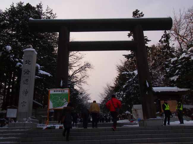 ２０１４年　明けましておめでとうございます<br /><br />元旦早朝に　北海道神宮に初詣に行ってきました<br /><br />平成二十六年は北海道神宮に<br />明治天皇が御増祀せられて五十年を迎えるそうです。<br /><br />北海道神宮は　北海道の開拓　経営を守護する為に　<br />明治天皇の思し召しによって北海道の地に祀られ<br /><br />その発展とともに北海道総鎮守として人々に崇敬され<br />今日に至ってるそうです。<br /><br />また春は桜の名所として　１０７２本もあり　<br />多くの市民が訪れるそうです