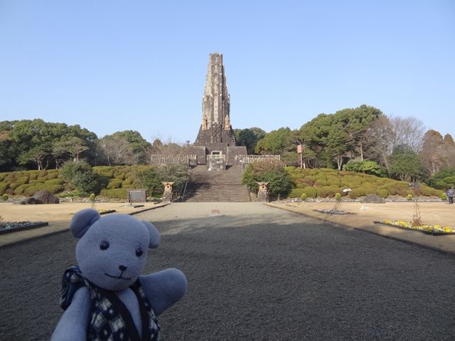 本日の予定は、旦那の希望のクルスの海なんですが、その前に、せっかく近いからと宮崎神宮と平和の塔に立ち寄ることにしました。<br /><br />思わぬヒットでした。