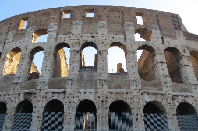 ローマを代表する世界文化遺産の一つ、コロッセオの紹介です。ネロ帝(在位54～68年)の黄金宮殿(ドムス・アウレア)の庭園にあった、人工池の跡地に建設されました。世界文化遺産に相応しい、イタリアの至宝です。(ウィキペディア、JTBワールドガイド・ローマ他)