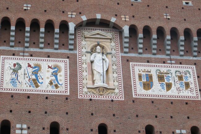 スフォルツェスコ城は、1450年にミラノ公爵フランチェスコ・スフォルツァが、ヴィスコンティ家の居城として建設されました。現在は美術館として利用されていますが、レオナルド・ダ・ヴィンチの晩年と縁が深いお城です。ミケランジェロの最後の作品といわれる『ロンダニーニのピエタ』の展示でも有名です。(ウィキペディア、JTBワールドガイド・ローマ他)