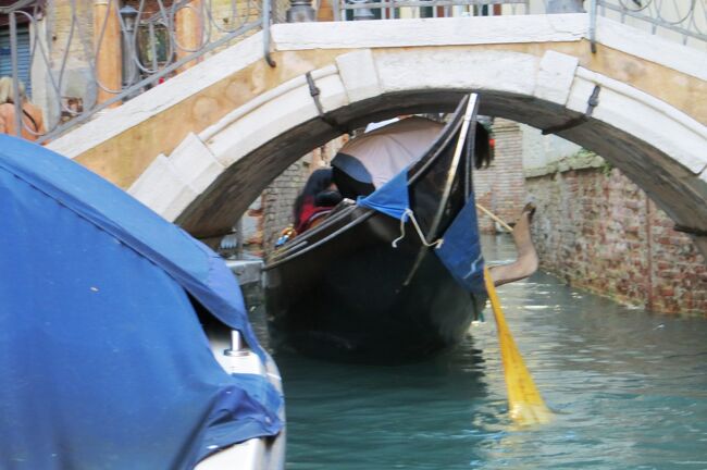 2013秋、イタリア旅行記2(42/53)：10月1日(2)：ヴェネチア(2)：ゴンドラで小運河遊覧、チップは帽子に