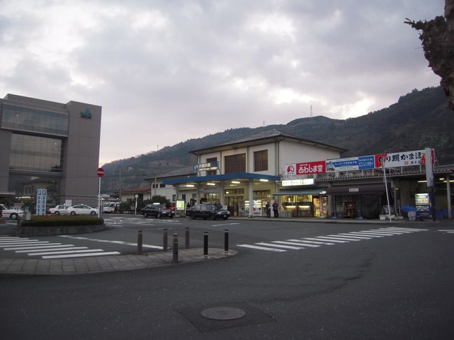 旅行２日目は松山から八幡浜、そして佐田岬半島の三崎か佐賀関へ抜け、関サバ関アジを堪能した上で大分プチ観光、そして観光列車ゆふいんの森で鳥栖、本日の目的地佐賀へと向かう予定です。<br />しかし、実際にはそううまくも行かず、所々での予定変更もありました。<br />基本的にはあまりガチガチの旅程は組まない方なので、ハプニングはつきもの。<br />でもすんなり予定通り行っちゃうのもつまんないですよね。<br /><br />その２日目の最初の訪問地が八幡浜です。<br />